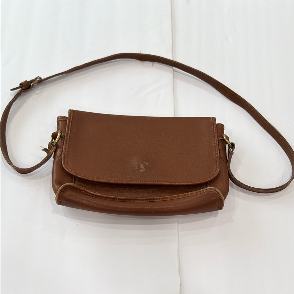 Vintage Coach Curtis crossbody bag in brown leather.